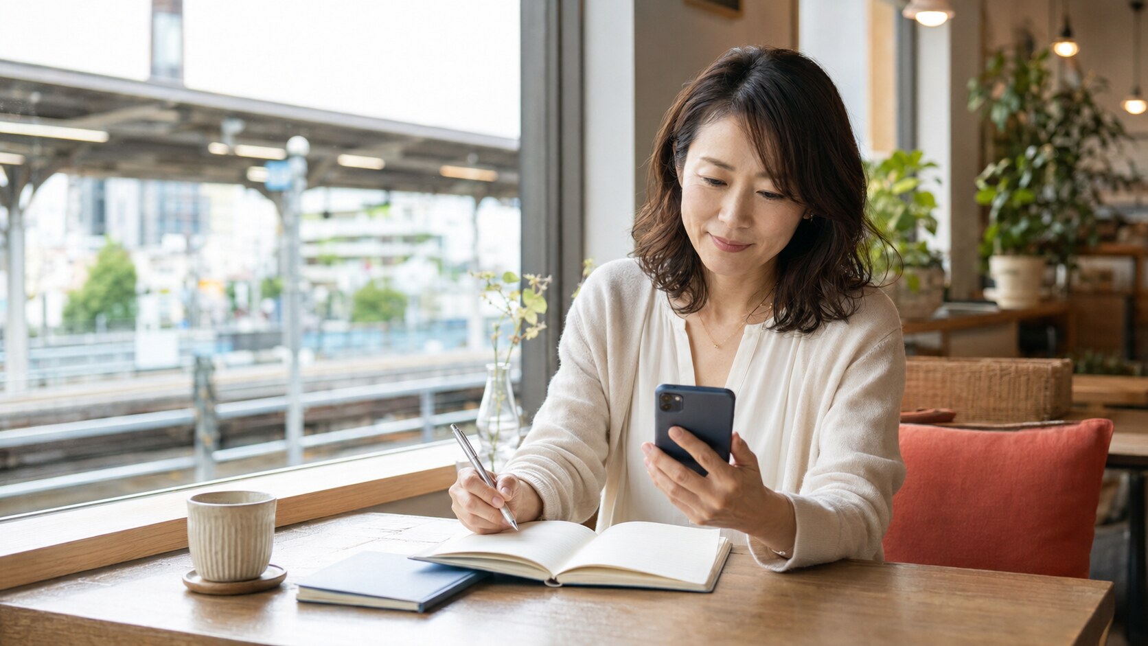 上大岡と横浜の英会話教室を比較する大人女性