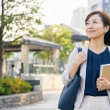 葛西の街で英会話教室を探す大人女性