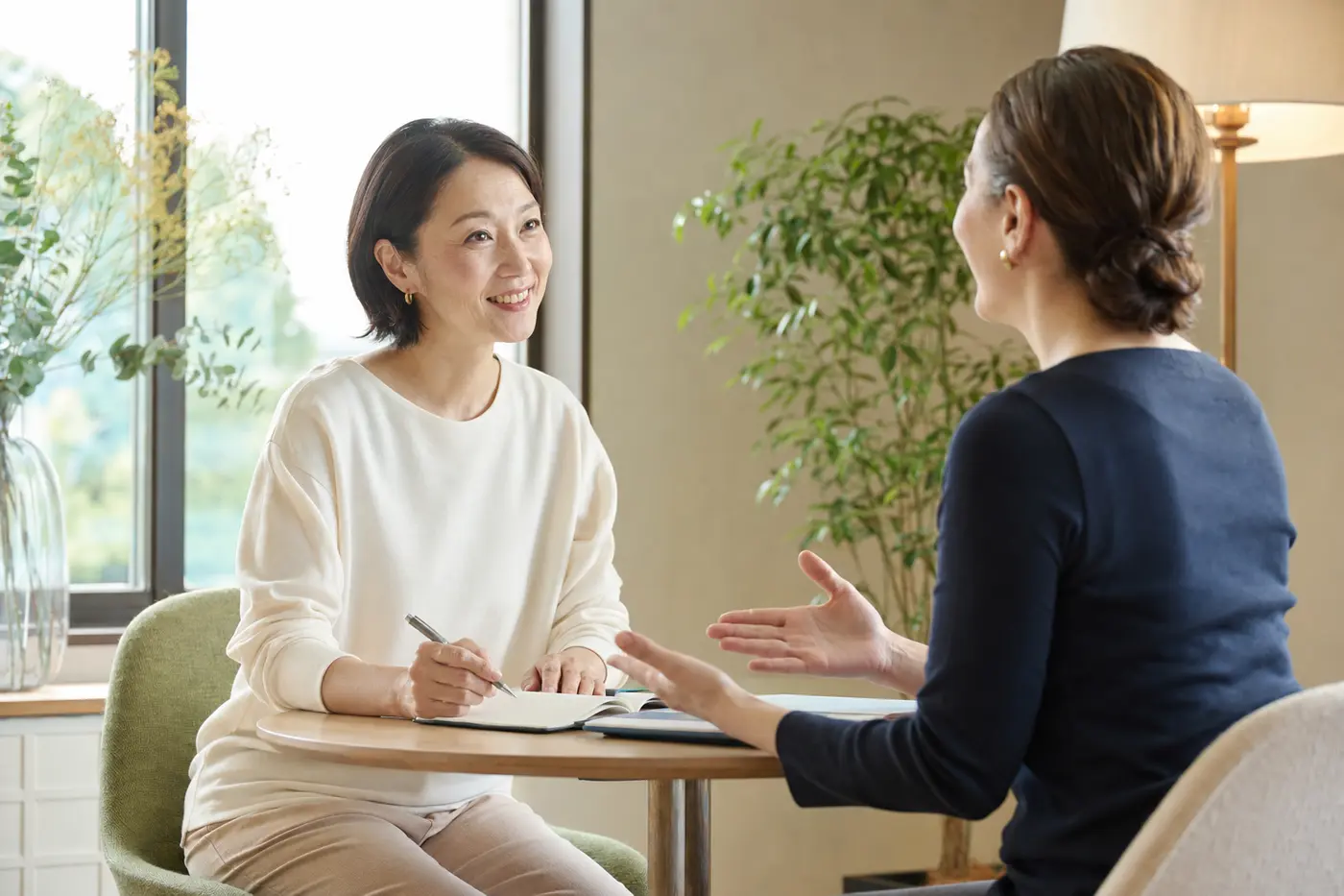 落ち着いた環境でマンツーマン英会話を学ぶ大人女性