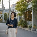 九品仏から二子玉川の英会話教室を検討する大人女性