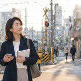明大前から新宿と渋谷の英会話教室を比較する大人女性
