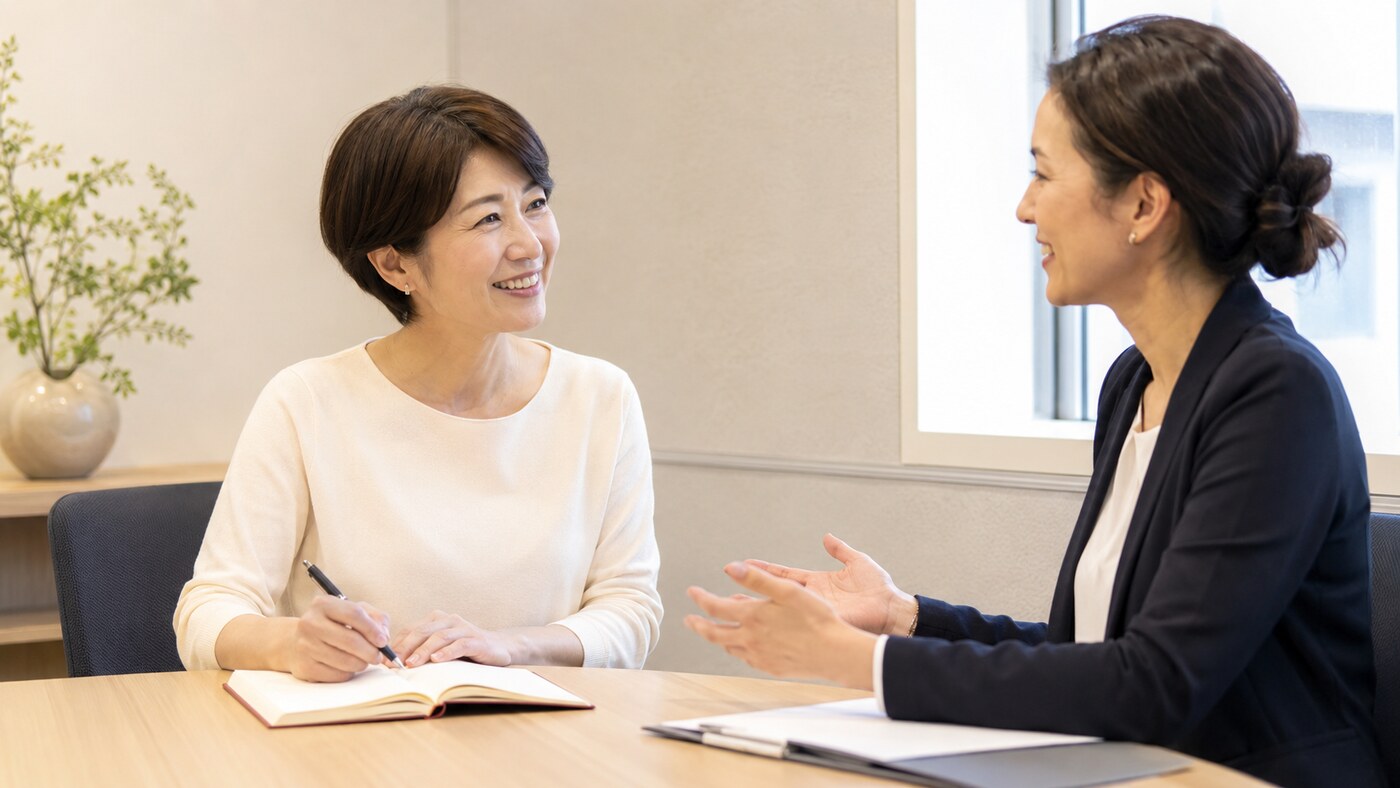 落ち着いた教室でマンツーマン英会話を学ぶ大人女性