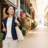 武蔵小山の商店街を英会話レッスンへ向かって歩く大人女性