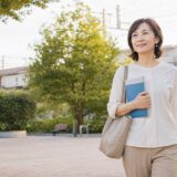 練馬で新宿方面の英会話教室を検討する大人女性