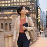日本橋から銀座の英会話教室へ向かう仕事帰りの大人女性