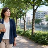 西葛西の緑と水辺のある街並みを英会話レッスンへ向かって歩く大人女性