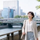 御茶ノ水の神田川沿いを歩く大人女性