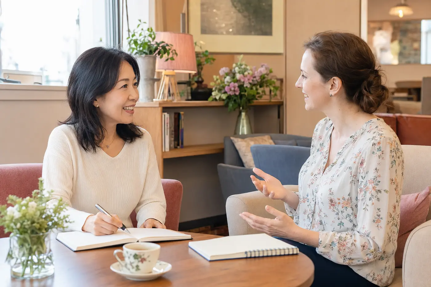 落ち着いたラウンジでマンツーマン英会話を楽しむ大井町エリアの大人女性