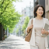 大森の街で英会話教室へ向かう大人女性