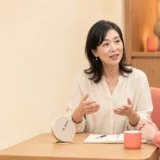 40分のマンツーマン英会話で講師と会話練習する大人女性