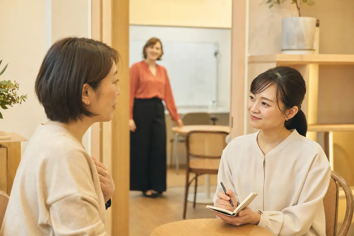 日本人コンシェルジュへ英会話レッスンの不安を相談する大人女性
