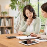 マンツーマン英会話の料金と総額をカウンセラーに確認する大人女性