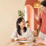 二人の女性講師と安心して話すマンツーマン英会話初心者の大人女性