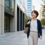 大手町のオフィス街を歩く大人女性