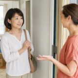 海外の新居で近所の人と英語で挨拶する大人女性