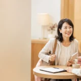英会話を再開し、教室で温かく迎えられる大人女性
