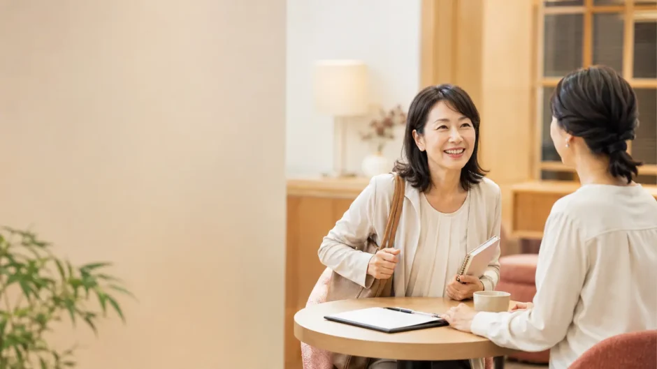 英会話を再開し、教室で温かく迎えられる大人女性