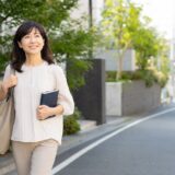 鷺沼の住宅街を英語学習ノートを持って歩く大人女性