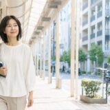 笹塚の商店街を英語学習ノートを持って歩く大人女性
