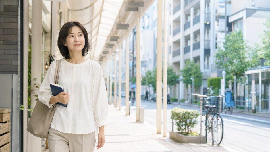 笹塚の商店街を英語学習ノートを持って歩く大人女性