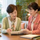 日本人コンシェルジュと英会話の始め方を相談するシニア初心者女性
