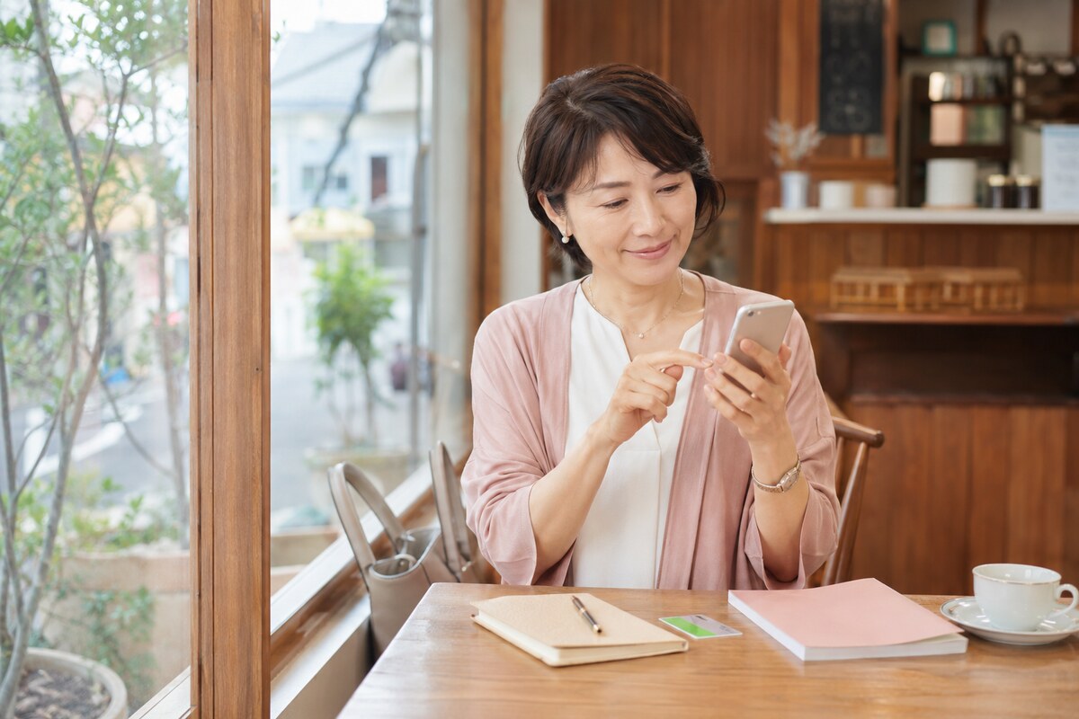 スマートフォンで二子玉川への通学経路を確認する大人女性