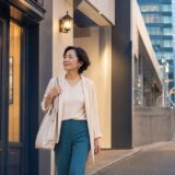 渋谷の落ち着いた街並みを歩き英会話教室へ向かう大人女性