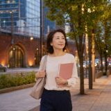 仕事帰りに新橋から銀座の英会話教室へ歩く大人女性