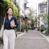 下北沢の落ち着いた路地を英会話レッスンへ向かって歩く大人女性