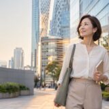新宿西口の街を英会話レッスンへ向かう大人の女性