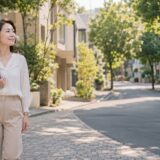 神泉の落ち着いた街並みを渋谷の英会話レッスンへ向かって歩く大人女性