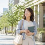 新横浜で横浜方面の英会話教室を検討する大人女性