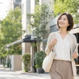 白金・白金台の街で英会話教室へ向かう大人女性