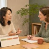 短期マンツーマン英会話で講師と3ヶ月の学習計画を立てる大人女性