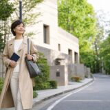 松濤の緑豊かな住宅街を渋谷の英会話レッスンへ向かって歩く大人女性