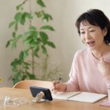 自宅で英語を声に出して練習する大人の女性