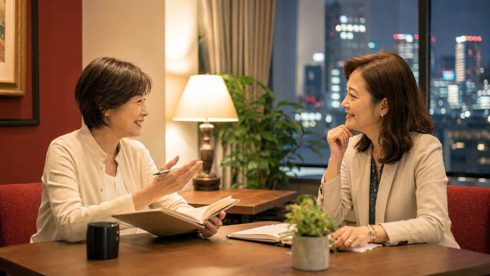 落ち着いた教室で講師と英会話を楽しむ50代の大人女性