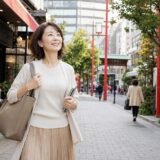 巣鴨の親しみやすい商店街を英語のノートを持って歩く大人女性