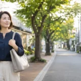 杉並区の緑ある住宅街から英会話教室へ向かう大人女性