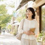 たまプラーザで二子玉川方面の英会話教室を検討する大人女性