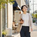 都立大学駅周辺の落ち着いた街を歩く大人女性