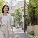 豊島区の緑豊かな街を歩く大人女性