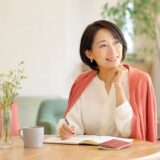 海外旅行を前に英会話の準備をする大人初心者女性
