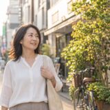 綱島の街を歩き横浜方面の英会話教室を検討する大人女性