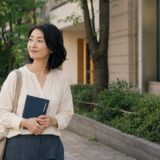 用賀で英会話教室を探す大人女性