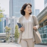 横浜駅近くの英会話教室へ向かう大人女性