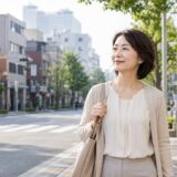四谷三丁目の街を歩く大人女性