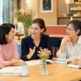 40代・50代・60代・70代の大人女性が英会話レッスンを楽しむ様子
