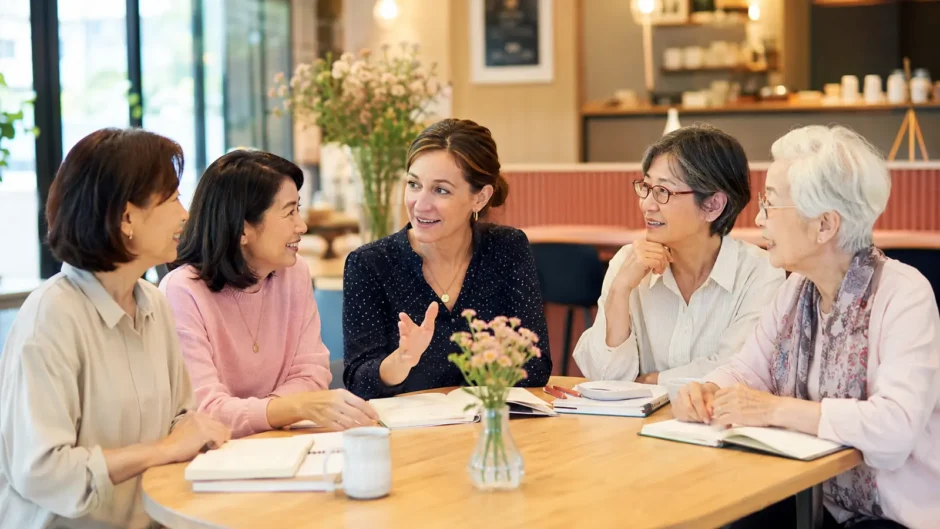 40代・50代・60代・70代の大人女性が英会話レッスンを楽しむ様子