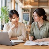 英会話スクールの通学とオンラインの学び方を比較する大人初心者女性